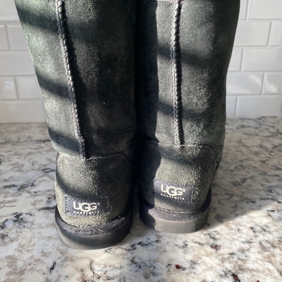 Ugg Classic Short Boots - Picture 3 of 4